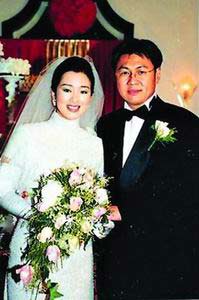 巩俐老公否认离婚 两人96年结婚照片曝光(图)