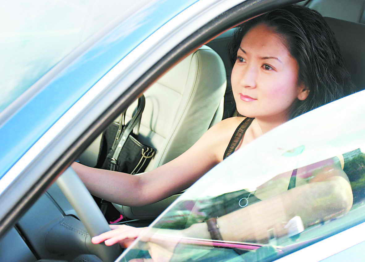 梁洪：跟车说话的女性(图)