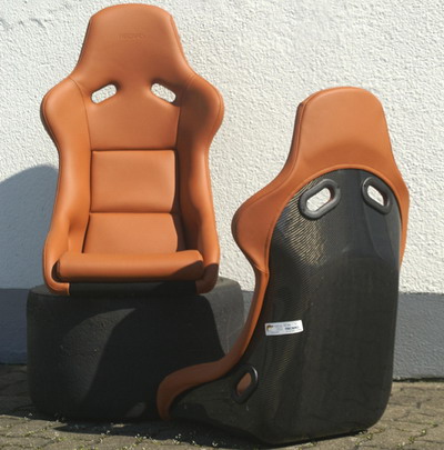 于日前推出了一款与德国顶级座椅品牌recaro合作研发的碳纤维赛车椅