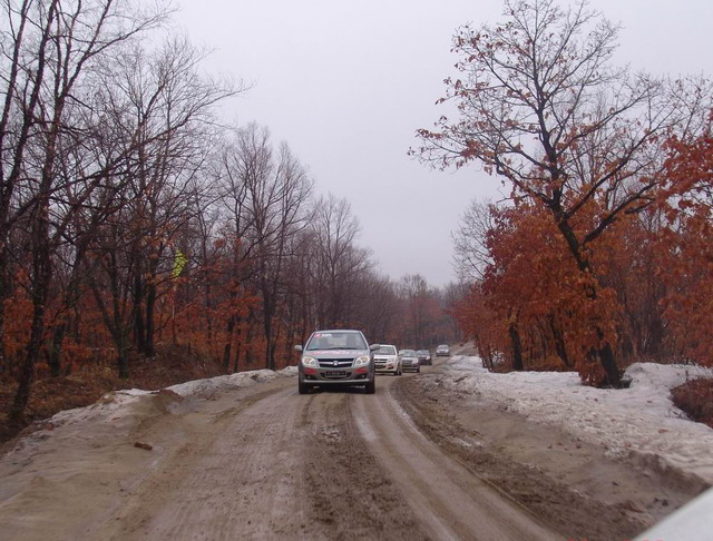 车队行驶在冰冻的泥土路中