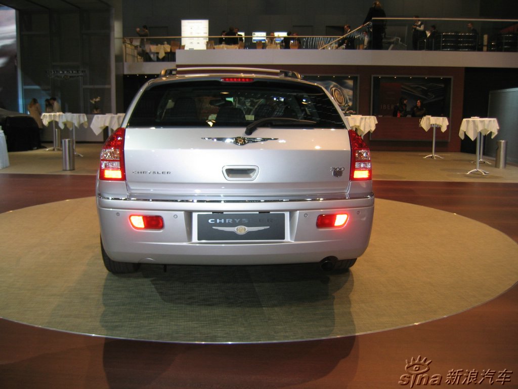 ˹300C SRT-8