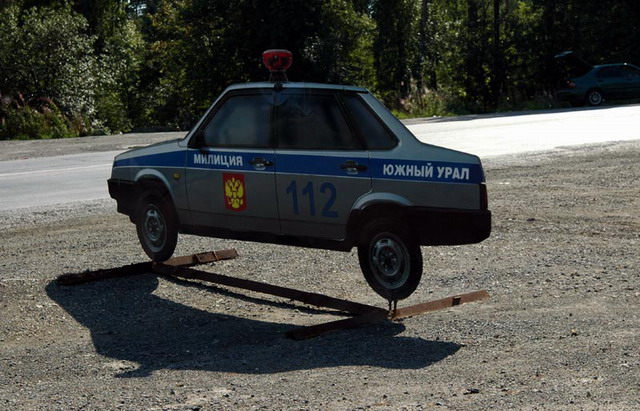 图为俄罗斯的公路上,有隐藏在角落中的假警车,加强对违章司机的震慑.