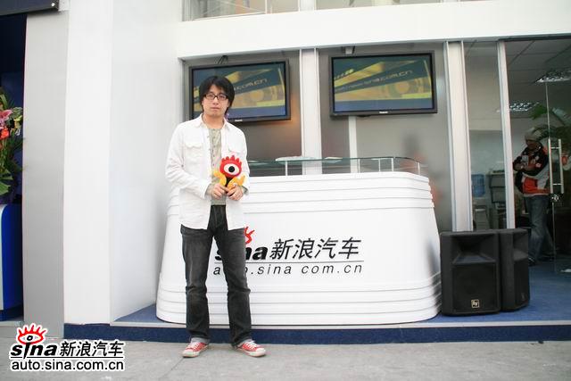 “火星电台”组合成员之一曾宇到北京车展-新浪汽车展台