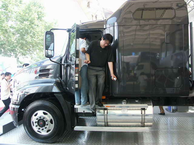 图为2004年北京国际车展的沃尔沃卡车展台