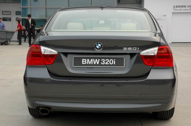 BMW320i