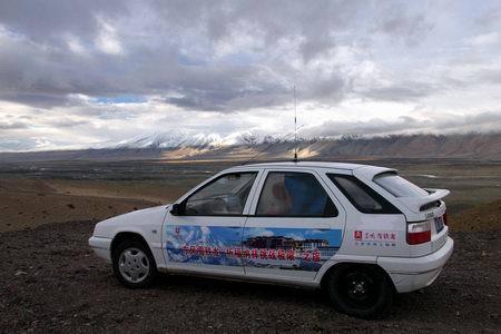 越野车.正常海拔和路况,排量4500毫升的越野车80升油可行高清图片