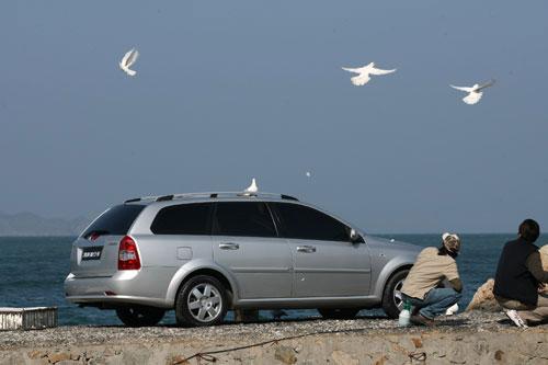 图为凯越旅行车