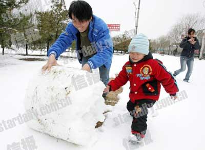快乐滚雪球。信报记者
