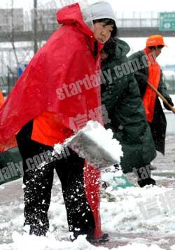 扫雪第一线。信报记者