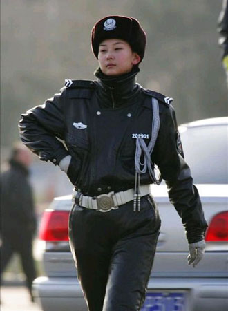 大连女子交警队的见习女警花(组图)_途安论坛