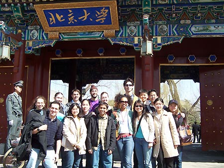 团在主办方北京大学学生国际交流协会同学们的陪同下参观了北大校园