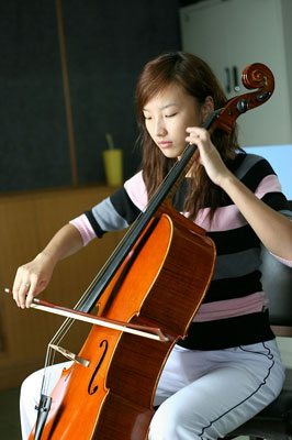 组图:西安音乐学院女生 会拉大提琴的魔女