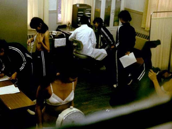 组图:诊所偷拍女学生体检