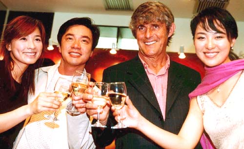 图文-米卢上海作秀 与明星们在一起举杯庆祝_
