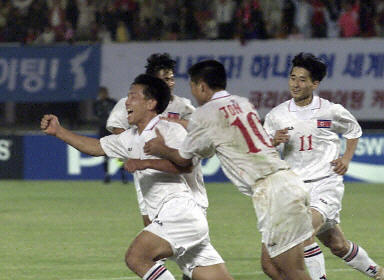 图文-亚运男足比赛 朝鲜队2比1击败中国香港队