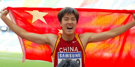 图文-亚运田径男子110米栏 刘翔夺冠身披国旗