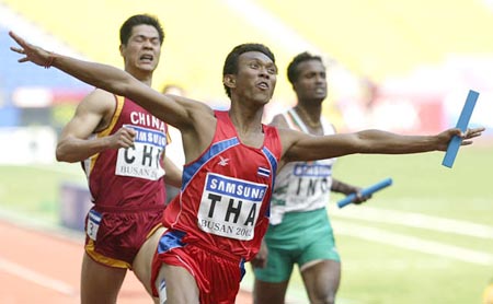 图文-泰国队夺得亚运会田径男子4x100米接力金