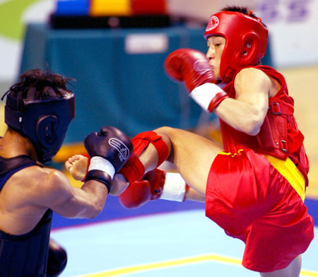 图文-激烈对抗 康永刚获武术散手52公斤级金牌
