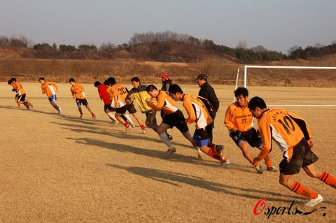 图文-北理工足球队韩国冬训 队员进行折返跑训