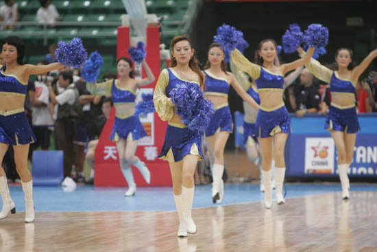 PHOTO:Cheerleaders Dance