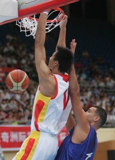 PHOTO:Yi Jianlian Slam Dunk