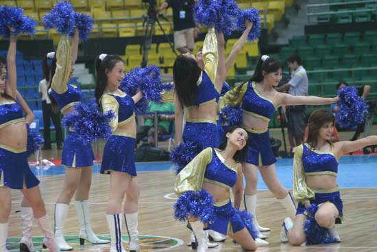 PHOTO:Cheerleaders Dance