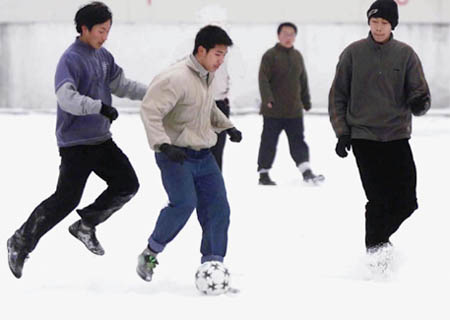 图文-气温零下22度 冰城哈尔滨雪地足球成时尚