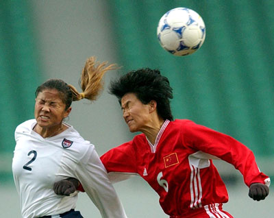 图文-四国女足赛中国2-0胜美国 赵利红头球争顶