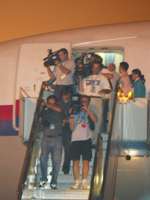 西班牙记者脾气大 下飞机就和中国记者顶牛(图