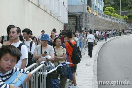 图文-香港球迷开始追扑皇马球票 排队长达1公