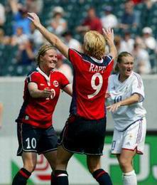 图文-女足世界杯挪威VS法国 挪威队员庆祝进球