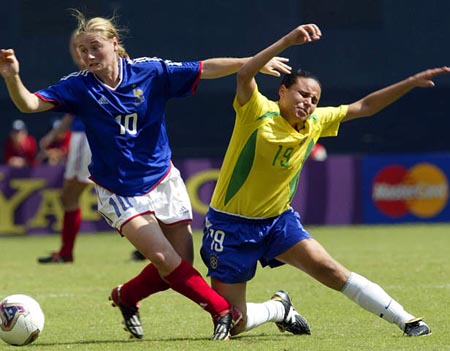 图文女足世界杯巴西11法国巴西队员举手投降