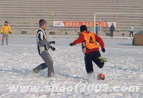 图文-雪地足球哈尔滨区开战 灵翼队2-9胜哈医大