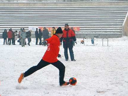 首届东三省雪地足球争霸赛 射门飓风队员雪地