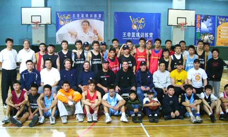 图文- NBA教练客串王非篮球训练营 课后集体合
