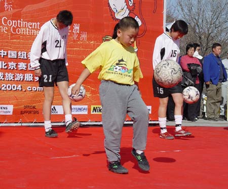 图文-亚洲杯倒计时100天 足球小子周了了表演