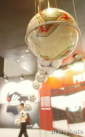 图文-第三届足球博览会 参展的9届世界杯用球