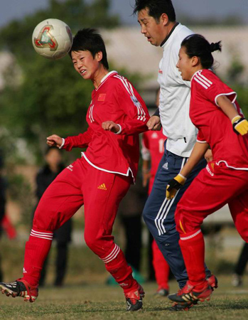 图文-足协领导广东探望女足 谁说女子不如男_