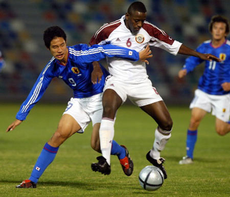 图文-日本与卡塔尔足球友谊赛 是足球赛还是摔