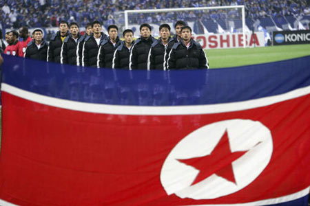 图文-[八强赛]日本2-1朝鲜朝鲜球员赛前齐唱国歌
