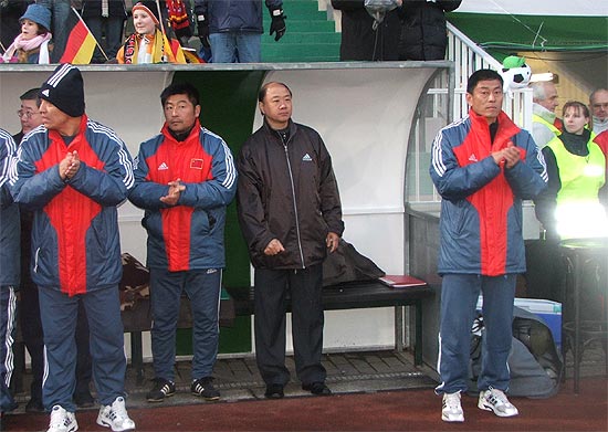 独家图文-中国女足1-0力克德国 教练组庆祝进球