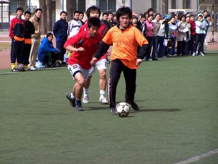 图文-北京朝鲜族大学生足球赛开幕 队员带球奔