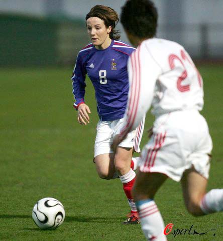 图文-女足热身0-2完败法国 女足队员全力阻击对