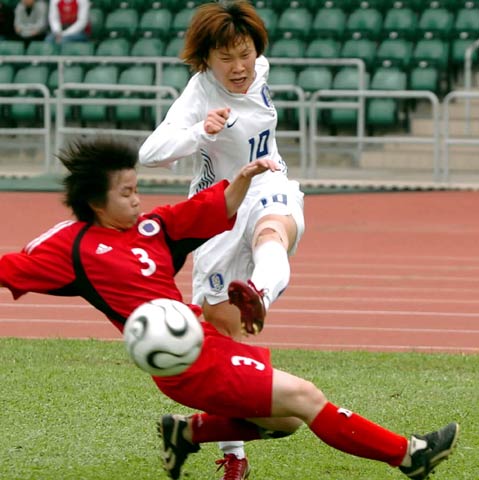 图文-[奥运预赛]中国香港女足1-0韩国 吴宝琳拦