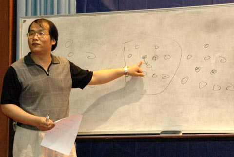图文-马德兴山东大学演讲 给学子们介绍足球战
