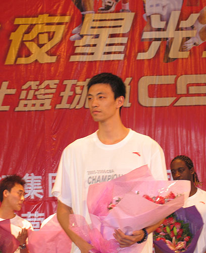 图文-cba广东宏远队庆功会 陈大伟目标在远方_篮球-cba_nike新浪竞技