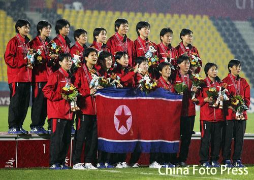 图文-朝鲜女足点球胜日本夺冠 夺冠之师在国旗
