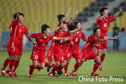 图文-朝鲜女足点球胜日本夺冠 朝鲜姑娘奔向胜利