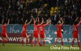 图文-[亚运]女足2-0韩国夺季军队员向球迷挥手致意