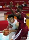 图文-男篮决赛中国59-44卡塔尔大郅寻求突破